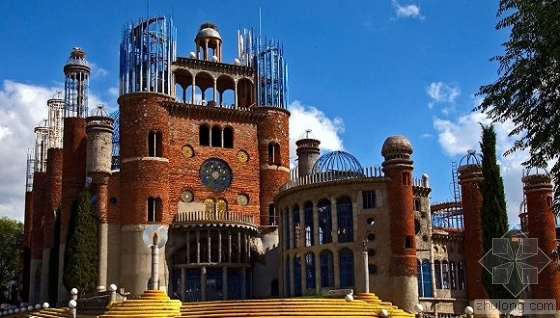 没学过设计 这个人花了50年时间设计大教堂