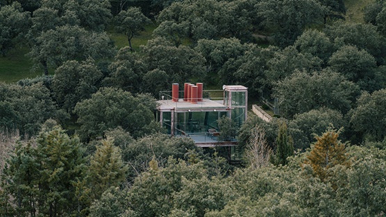佩内拉斯在马德里森林设计“透明”度假屋