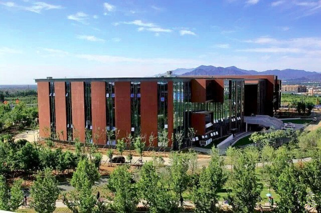 在错层叠合的运动盒子里感受光——北京化工大学