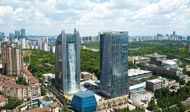 贵阳现百米高楼瀑布 每小时电费800   