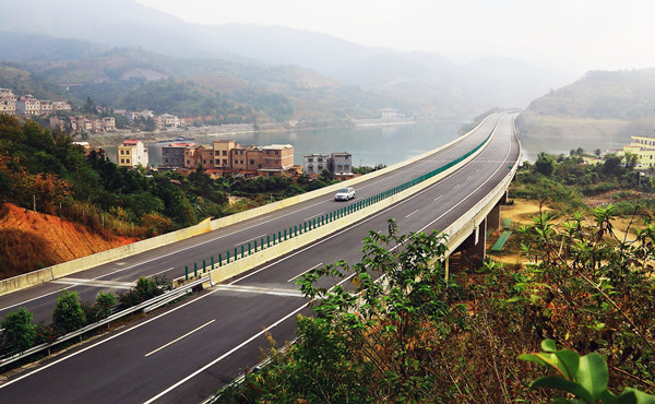 双洮是吉林省第一条全面利用BIM技术进行建设管理的高速公路 