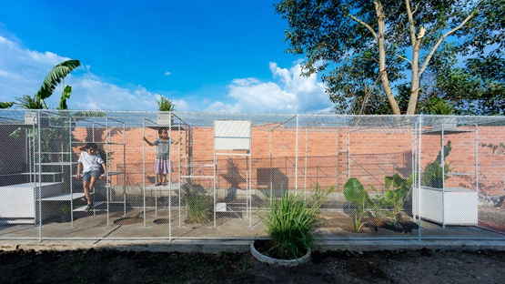 “热带空间”工作室为鸡和儿童创造游乐场